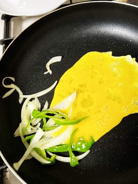 オムレツ風にまとめる途中