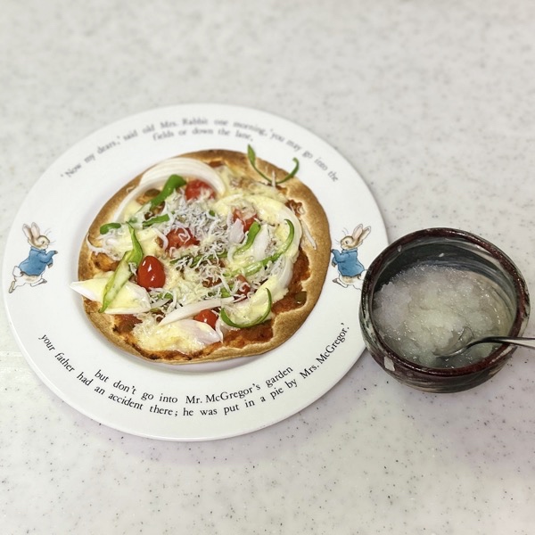 チーズがとろけたトルティーヤのピザ