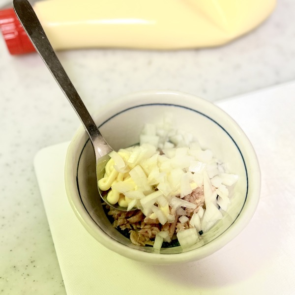 ツナと玉ねぎをマヨネーズで