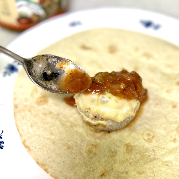 温めたトルティーヤに大根ステーキをのせ、仕上げにサルサソース